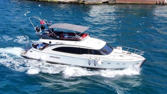 Denden 7 Yacht unterwegs auf dem Bosporus in Istanbul