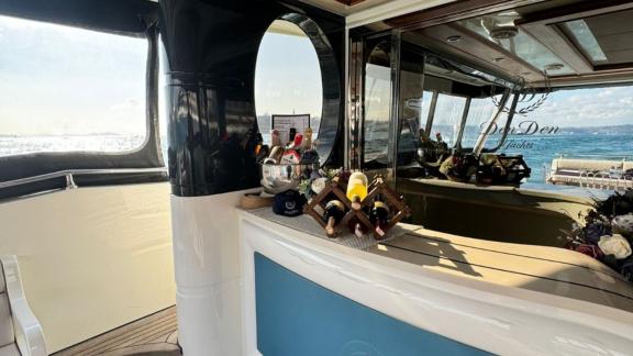 Die Bar auf dem Achterdeck der Denden 9 lädt zum Genießen mit Blick auf den Bosporus ein.