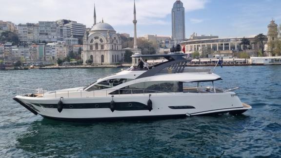 Die Yacht Denden 9 fährt vor der Skyline von Istanbul entlang des Bosporus.