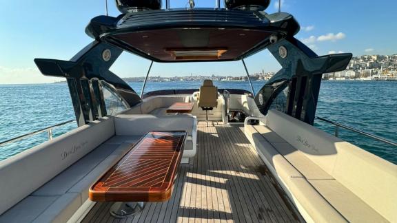 Die Flybridge der Denden 9 vereint Luxus und Komfort mit Blick auf den Bosporus.
