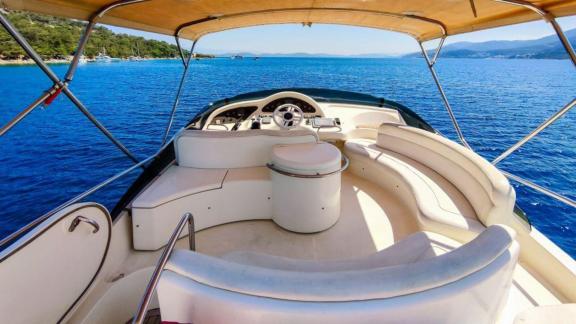 Der Flybridge der Motoryacht Ela bietet bequeme Sitzgelegenheiten und einen herrlichen Meerblick.