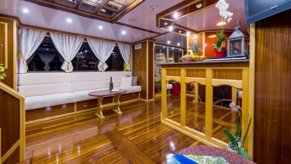 Korab’s cozy saloon offers fine wood finishes and inviting seating areas.