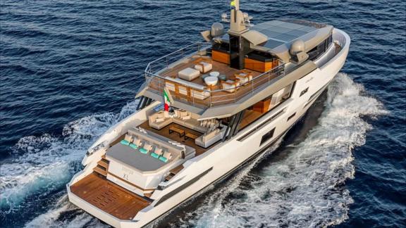 Arcadia Sherpa 80XL Lady Luck offers top-tier comfort with its spacious decks.