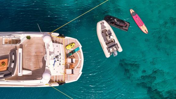M Five ist in Athen festgemacht. Jet-Ski, Beiboot und Wasserspielzeug auf dem Achterdeck.