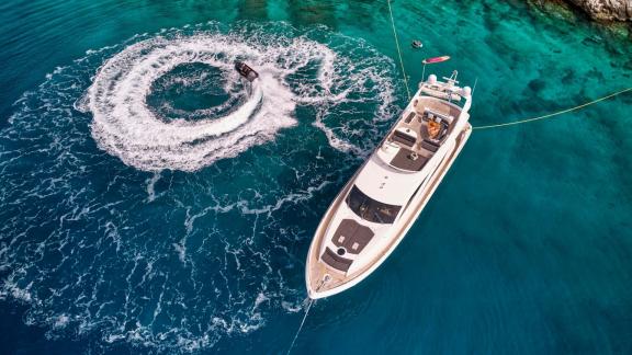 M Five liegt vor Anker in Athen. Ein Jet-Ski dreht Kreise um das Boot.