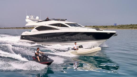 M Five Yacht fährt bei Athen mit Jet-Ski und Beiboot.