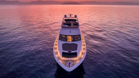 M Five von vorne bei Sonnenuntergang vor Athen aufgenommen.