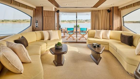 Geräumiger Salon mit großen Fenstern und elegantem Meerblick.