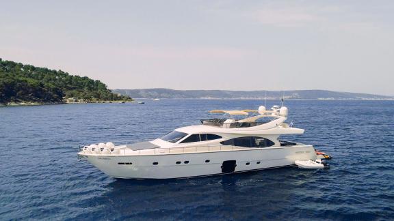 Моторная яхта Ferretti 780 Orlando L дарит спокойный отдых в водах Сплита.