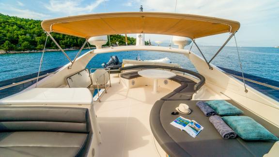 На моторной яхте Ferretti 780 Orlando L просторный флайбридж с тенью и зоной отдыха.