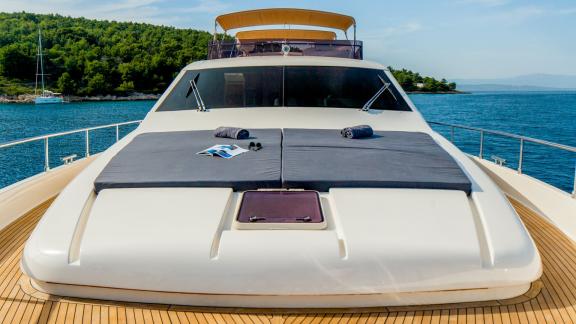 Ferretti 780 Orlando L предлагает просторный нос с матрасами для отдыха у побережья Сплита.