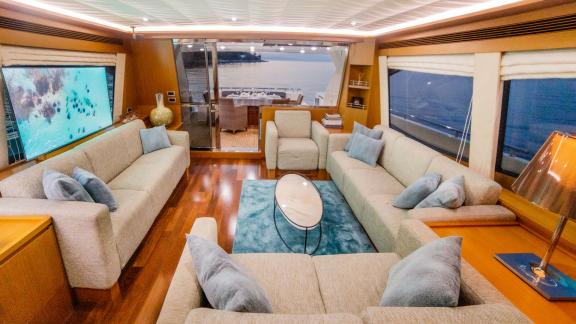 На моторной яхте Ferretti 780 Orlando L уютный салон с панорамными окнами и мягкой мебелью.