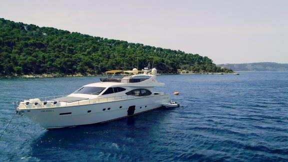 Моторная яхта Ferretti 780 Orlando L предлагает отдых в уединённой бухте недалеко от Сплита.