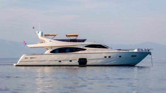 Моторная яхта Ferretti 780 Orlando L предлагает комфортный морской отдых у побережья Сплита.