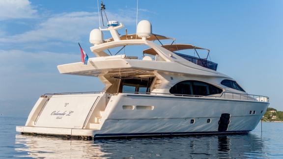 Ferretti 780 Orlando L стоит на якоре у Сплита с просторной кормовой палубой.
