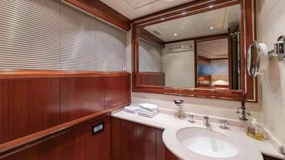 The guest bathroom of Mangusta 92 Popeye features refined and stylish details.