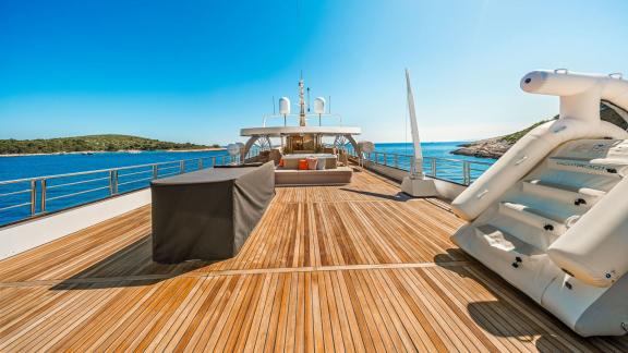 Spacious upper deck of the Premier motor yacht in Split, ideal for relaxation, social gatherings and sunbathing.