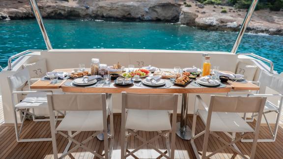 8 Gäste 4 Kabinen Motoryacht Red Rose vor Athen mit gedecktem Tisch auf dem Achterdeck und Meerblick.