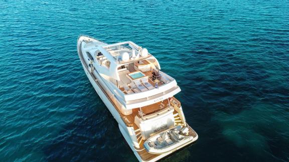4-Kabinen Motoryacht Red Rose zur Miete vor Athen in Luftaufnahme, Heckdeck und offenes Meer sind klar zu sehen.