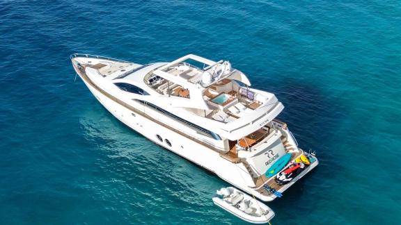 4-Kabinen Motoryacht Red Rose zur Miete vor Athen in Drohnenaufnahme, auf der Badeplattform liegen Wasserspielzeuge und