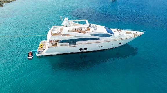 Die Motoryacht Red Rose liegt vor Athen im türkisfarbenen Meer und ist in einer klaren Gesamtaußenansicht zu sehen.