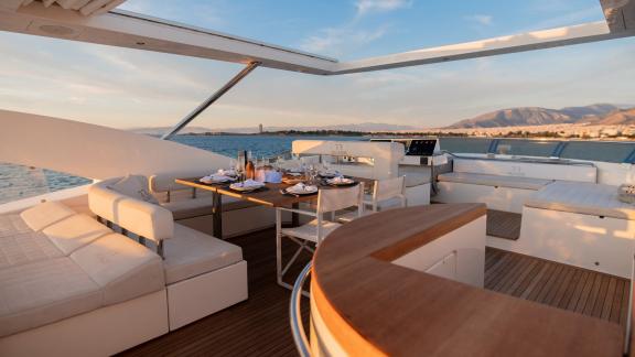 8 Gäste 4 Kabinen Motoryacht Red Rose vor Athen mit gedecktem Tisch und Sitzgruppe auf dem Oberdeck.