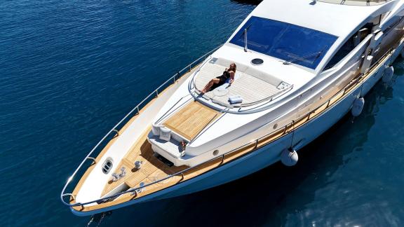 8 Gäste 4 Kabinen Motoryacht Red Rose vor Athen mit Sonnenliegefläche auf dem Vorderdeck.