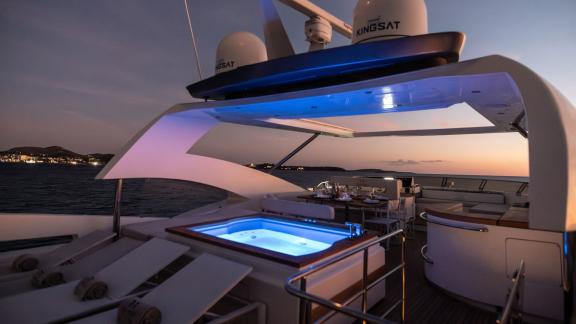 8 Gäste 4 Kabinen Motoryacht Red Rose vor Athen mit beleuchtetem Jacuzzi und Sitzbereich auf dem Oberdeck.