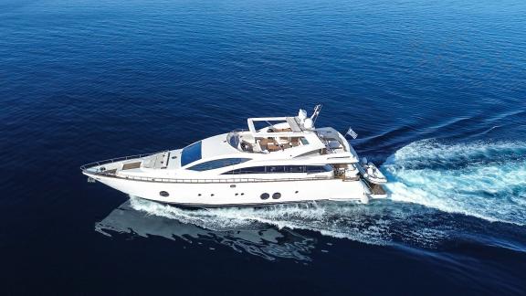 4-Kabinen Motoryacht Red Rose zur Miete fährt vor Athen, Außenansicht aus der Luft auf dem offenen Meer.