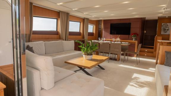 8 Gäste 4 Kabinen Motoryacht Red Rose vor Athen mit Sofa und Esstisch im hellen Salonbereich.