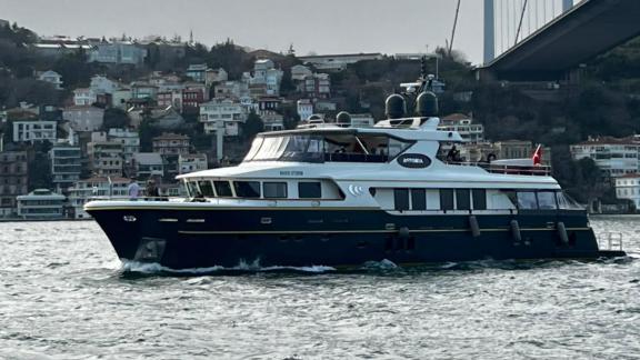 In Göcek Yachtcharter Optionen zeigt die River Storm Motoryacht mit 5 Kabinen für 10 Gäste die Fahrt auf See.