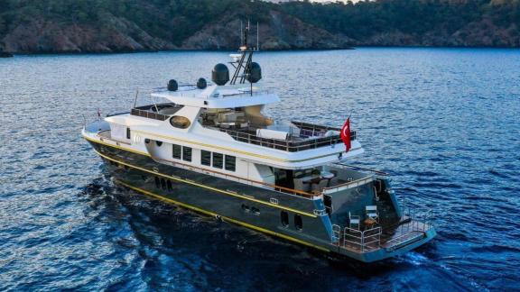 In Göcek Yachtcharter Optionen zeigt die River Storm Motoryacht mit 5 Kabinen für 10 Gäste die Heckansicht auf See.