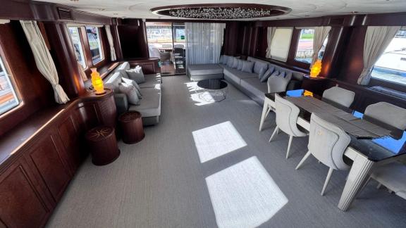 In Göcek Yachtcharter Optionen bietet die River Storm Motoryacht 5 Kabinen für 10 Gäste. Großer Salon mit Sitzgruppe und