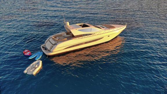 Motoryacht Sea U liegt mit Wasserspielzeug vor Athen vor Anker.