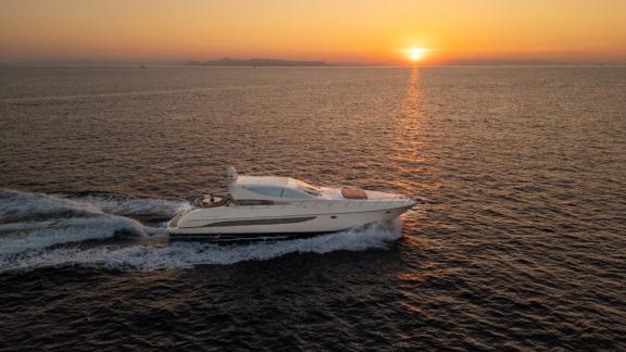 Motoryacht Sea U fährt bei Sonnenuntergang vor Athen.