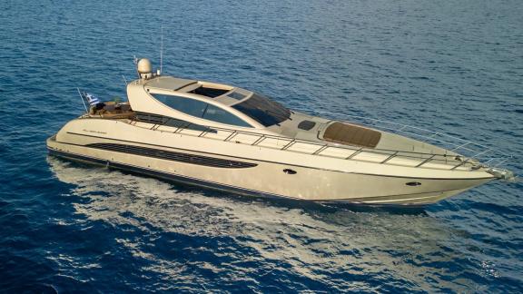 Motoryacht Sea U fährt vor der Küste von Athen.