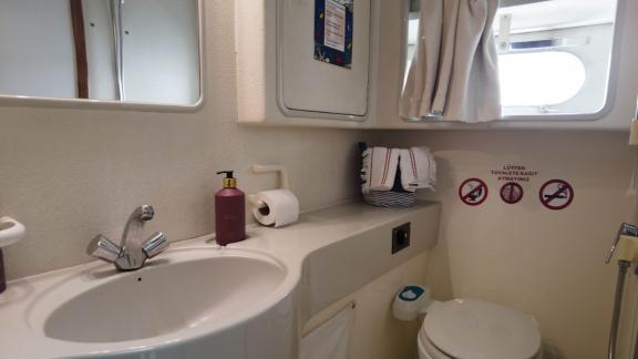 Das geräumige Badezimmer der Motoryacht Uranos bietet moderne Annehmlichkeiten.