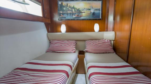 Das Doppelzimmer der Motoryacht Uranos bietet Komfort und Gemütlichkeit.