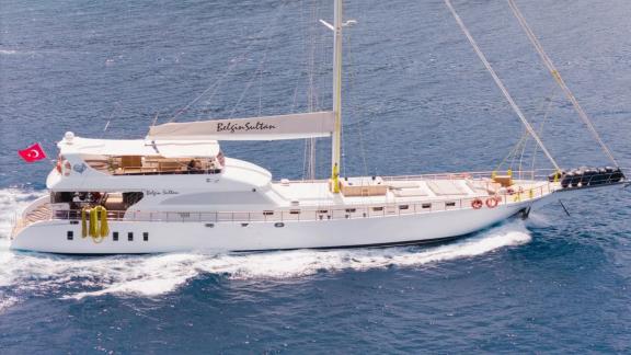 Die Belgin Sultan ist ideal für luxuriöse Segelyachtvermietung in der Türkei und fährt elegant über das Meer.