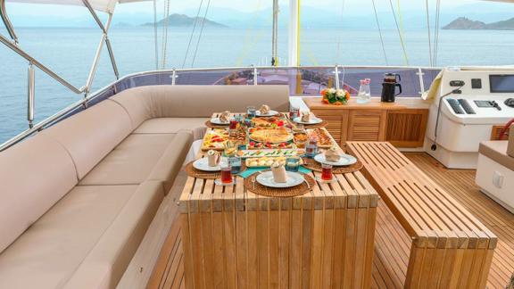 Luxuriöses Frühstück auf dem Flybridge der Belgin Sultan, die Segelyacht-Charter in der Türkei anbietet.