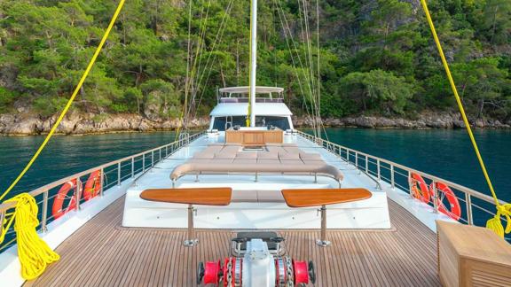 Das Vorderdeck der Belgin Sultan, ideal für wöchentliche Yachtcharter in der Türkei, ist mit großzügigen Sonnenliegen au