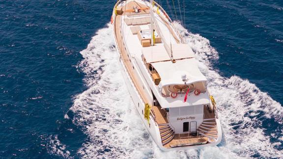 Die Belgin Sultan, ideal für die Luxus-Segelyachtvermietung in der Türkei, hinterlässt eine Spur auf dem Meer.