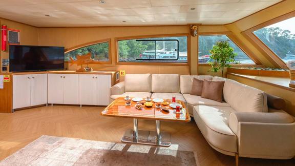 Der Salon der Belgin Sultan mit elegantem Design und komfortablem Sitzbereich ist ideal für eine wöchentliche Yachtmiete