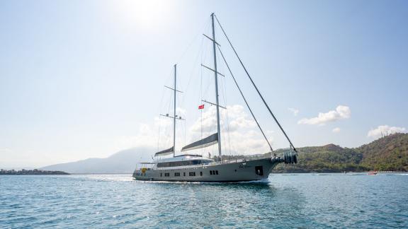 Bodrum'un sakin mavi sularında süzülen De Love motorsailer, konforlu bir yelken tatili sunuyor.