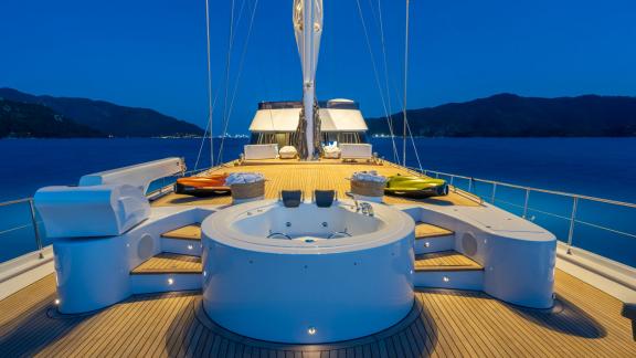 Perfekt für luxuriöse Yachtcharter in Griechenland mit einem exklusiven Jacuzzi-Erlebnis an Deck.