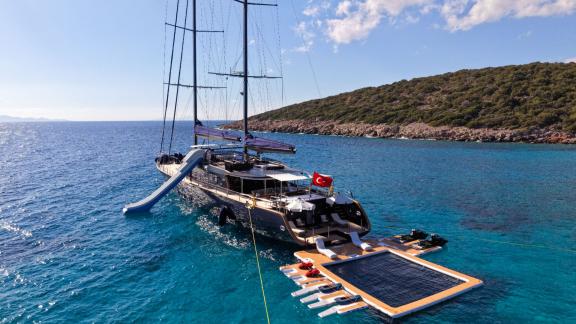 Аренда яхты Oguz Marin в Бодруме с горкой и бассейном на 12 гостей обеспечит вам лучший морской отдых в Турции.