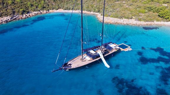 Аренда люкс гулета Oguz Marin в Бодруме с водной горкой и бассейном для 12 гостей подарит вам лучший отдых на море.