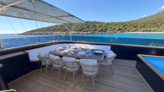 Аренда люкс гулета Oguz Marin в Бодруме с огромной верхней палубой для 12 гостей подарит вам идеальный морской круиз.