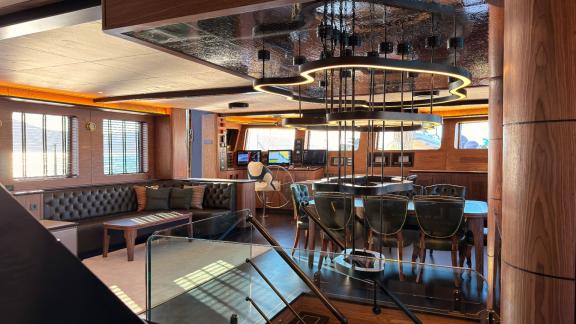 Аренда люкс гулета Oguz Marin в Бодруме предлагает элегантный салон с пианино для комфортного отдыха 12 гостей.