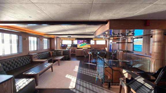 Аренда люкс гулета Oguz Marin в Бодруме с элегантным салоном и пианино для отдыха 12 гостей во время круиза.